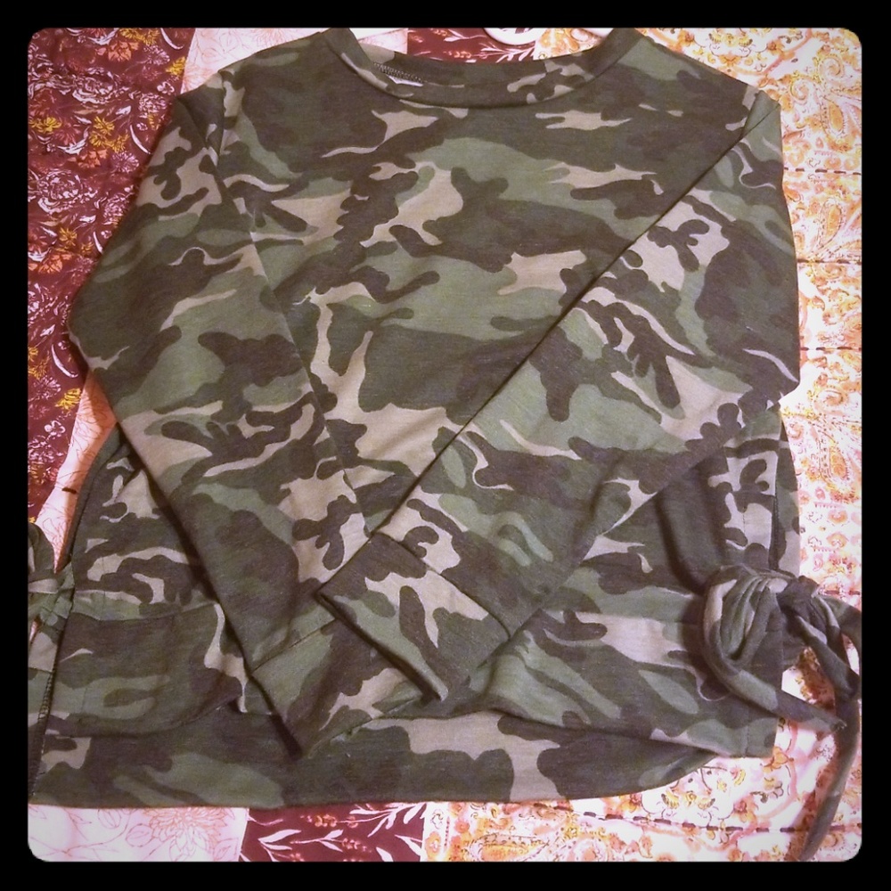 Camo long sleeve medium top